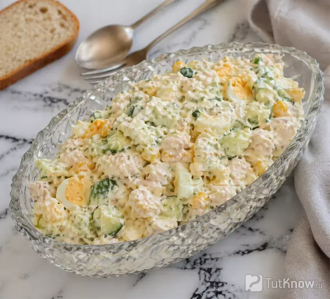 Салат с сыром, яйцом и курицей