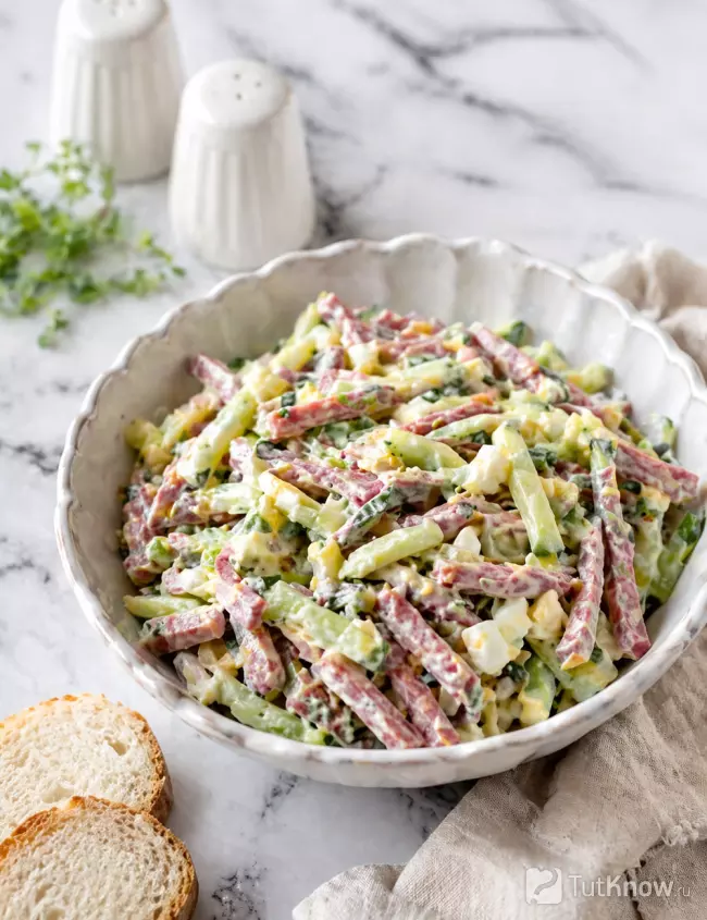 Салат с варено-копченой колбасой, сыром и огурцом