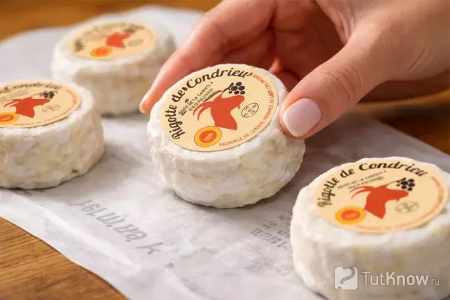 Сыр Риготт-де-Кондриё в руке